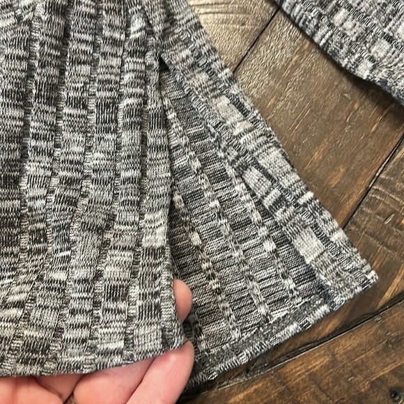 Chenault Women’s Medium sweater - Picture 8 of 11